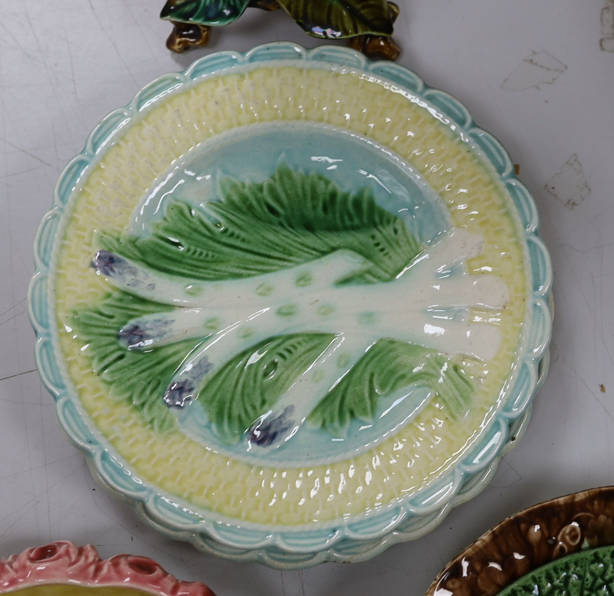 Two pairs of majolica dishes, three others, posy vase